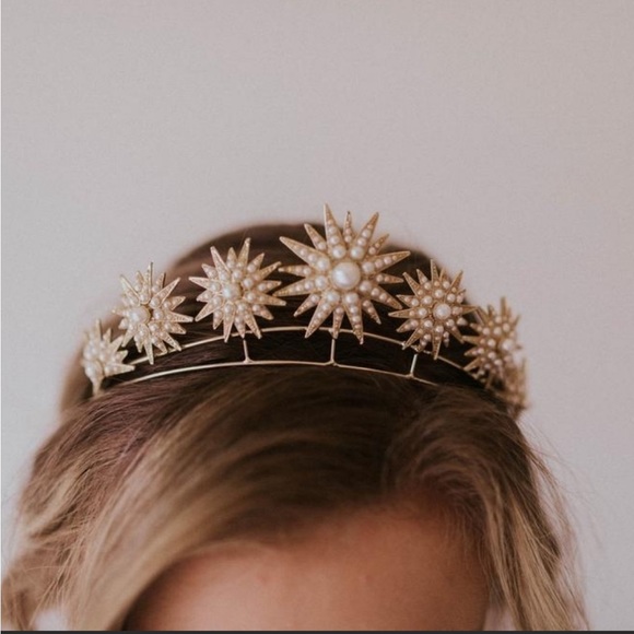 Untamed Petals - Gold Violetta Tiara With Pearl Details - Picture 2 of 7